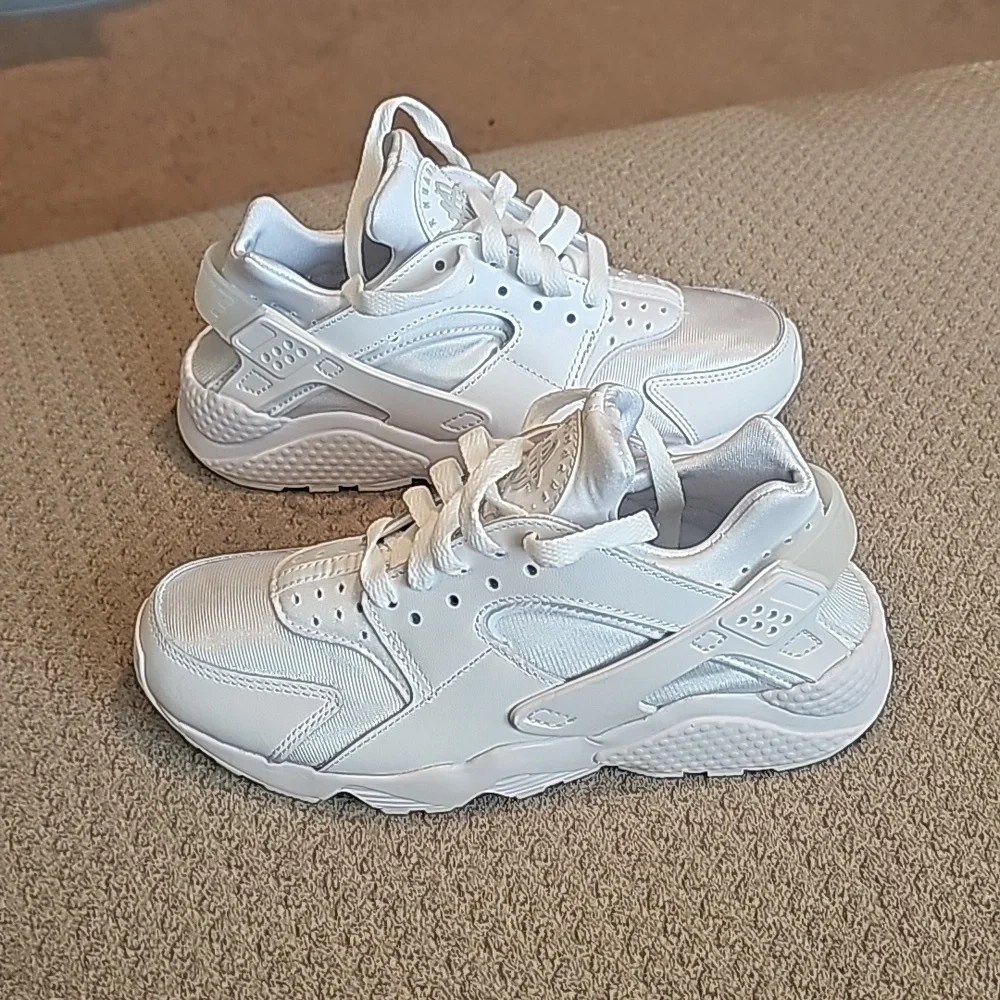 NIB NIKE AIR HUARACHE (White)
